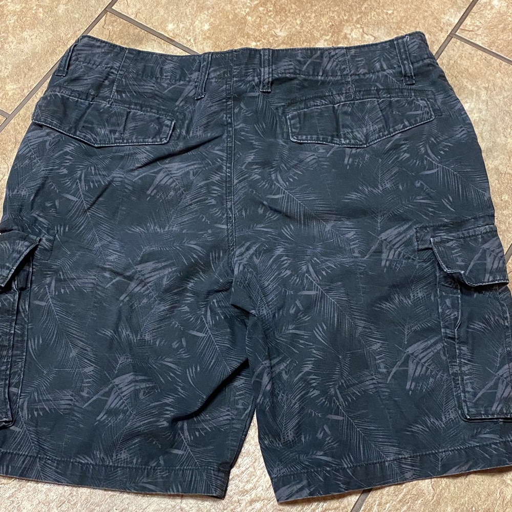 Old Navy Dark Patterned Size 36 Cargo Shorts Spring Summer Utility Camo - Picture 3 of 9